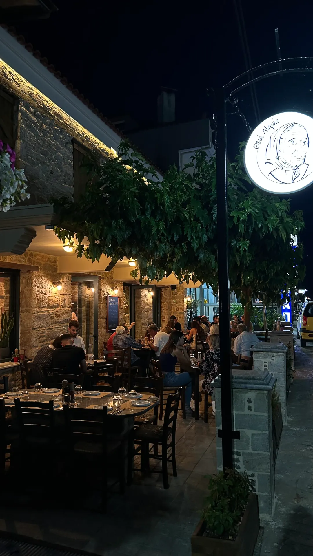 Φωτισμένη αυλή Θεία Μαρία Νεοχώρι
